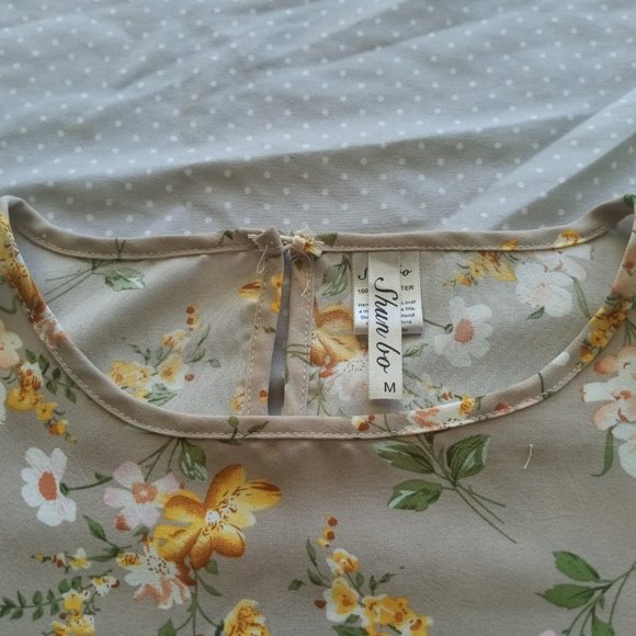 Women's Tan blouse with flowers size M - Picture 4 of 9